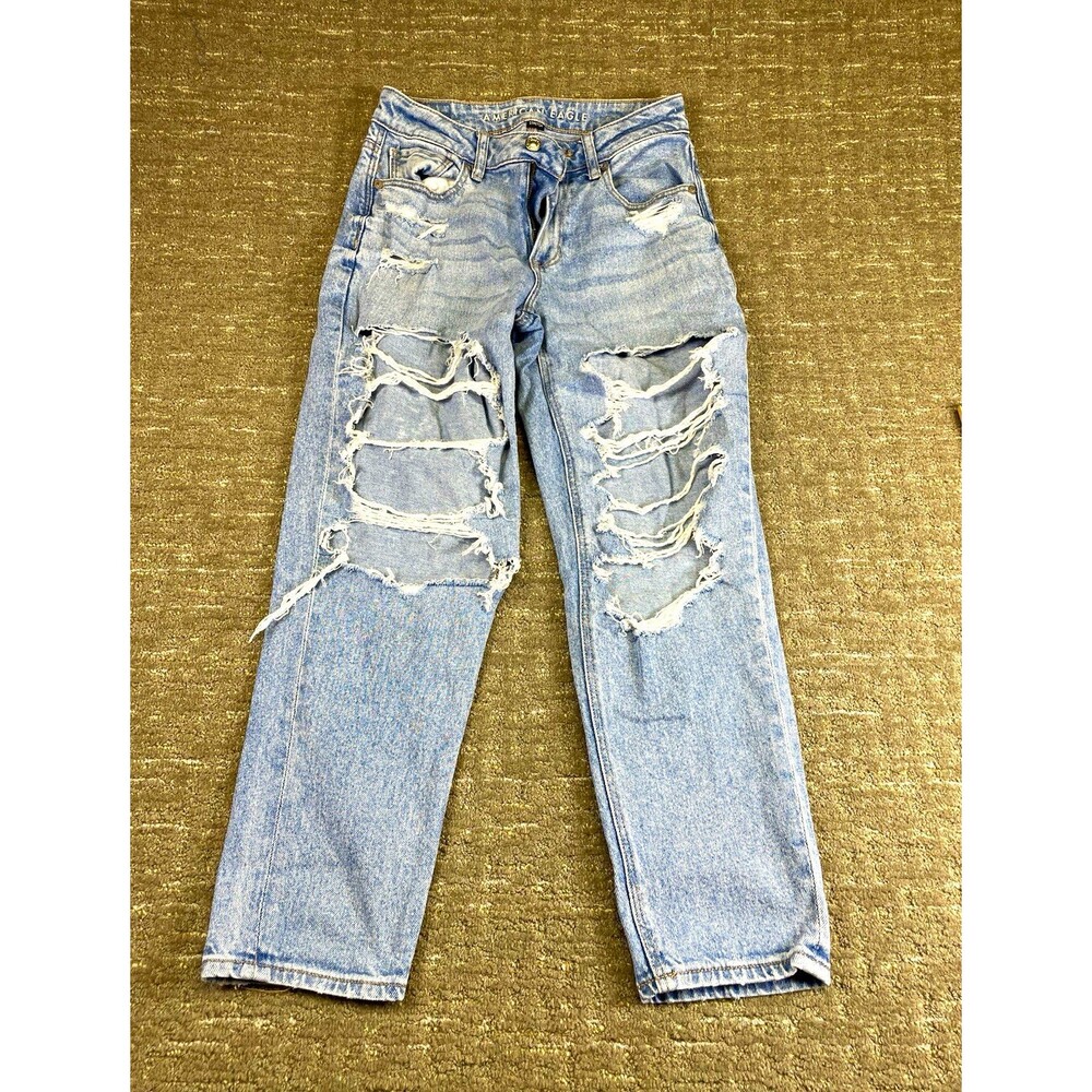 women’s American Eagle size 2 short mom jean stretch light wash distressed